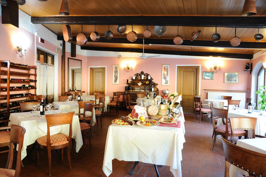 Hotel Ristorante Corona Лука Екстериор снимка